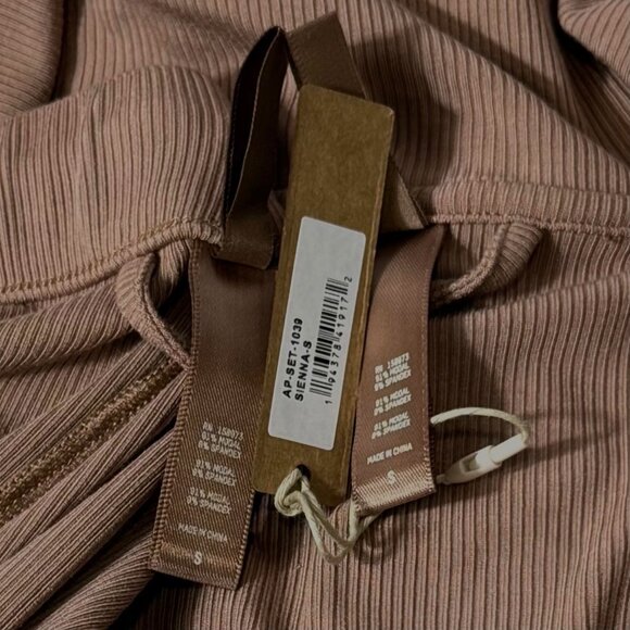 SKIMS Soft Lounge Sleep Set Team USA Sienna Small - Picture 14 of 16